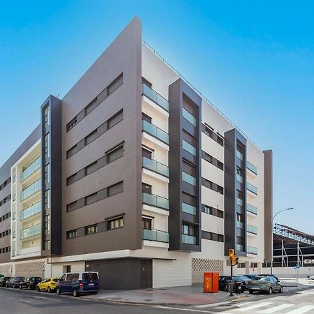 Modern Apartment Next To Train/Bus Station Малага Экстерьер фото