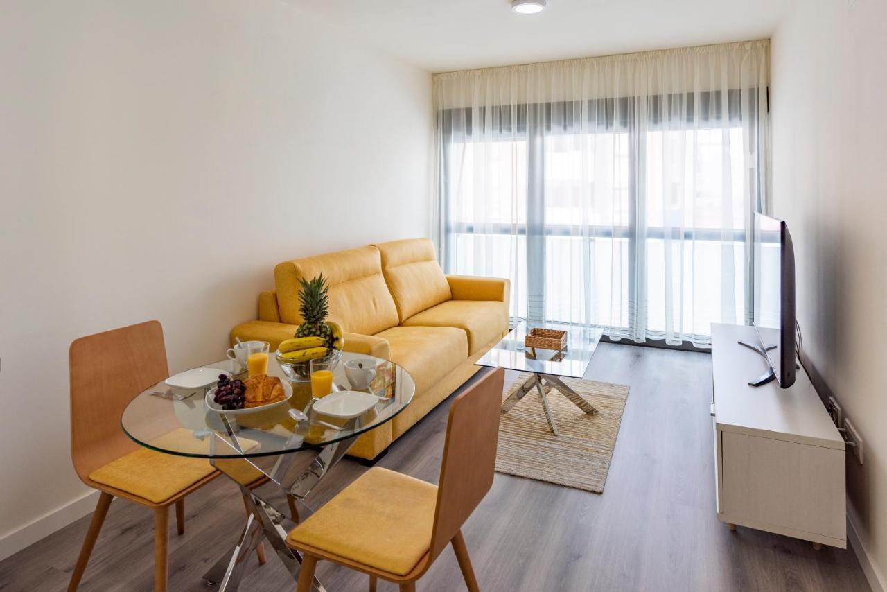 Modern Apartment Next To Train/Bus Station Малага Экстерьер фото