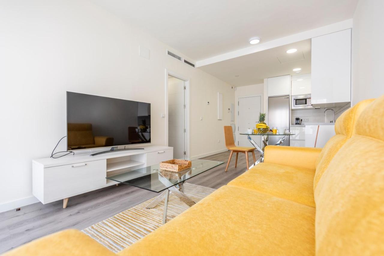 Modern Apartment Next To Train/Bus Station Малага Экстерьер фото